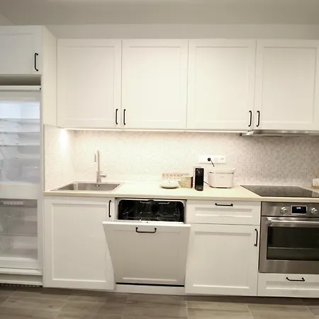 Erkel Estate At Kalvin Ter, 4 People, 2 Bathroom, Free Parking *
