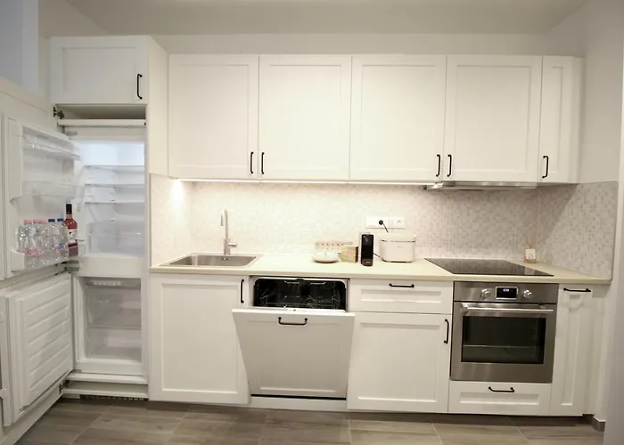Erkel Estate At Kalvin Ter, 4 People, 2 Bathroom, Free Parking *
