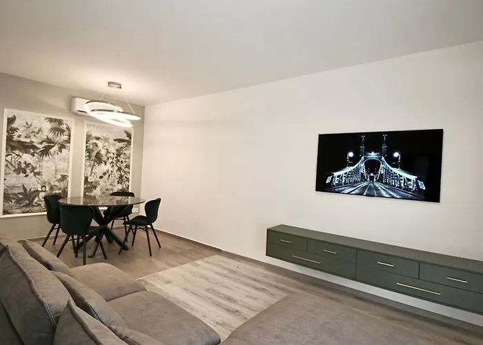 Erkel Estate At Kalvin Ter, 4 People, 2 Bathroom, Free Parking