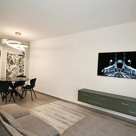 Erkel Estate At Kalvin Ter, 4 People, 2 Bathroom, Free Parking