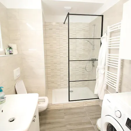 Apartment Erkel Estate At Kalvin Ter, 4 People, 2 Bathroom, Free Parking *